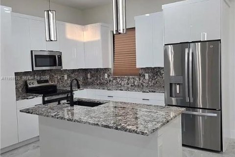 House in Lehigh Acres, Florida 3 bedrooms № 2022233 - photo 11