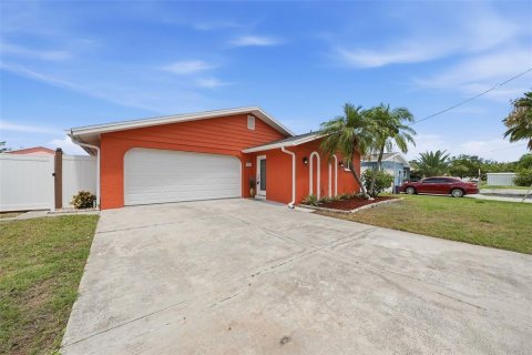 House in Hudson, Florida 2 bedrooms, 141.21 sq.m. № 2217026 - photo 3