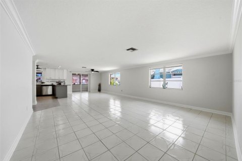 House in Hudson, Florida 2 bedrooms, 141.21 sq.m. № 2217026 - photo 8