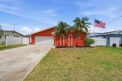 House in Hudson, Florida 2 bedrooms, 141.21 sq.m. № 2217026
