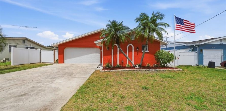 House in Hudson, Florida 2 bedrooms, 141.21 sq.m. № 2217026