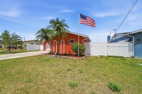 House in Hudson, Florida 2 bedrooms, 141.21 sq.m. № 2217026 - photo 2