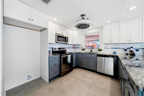 House in Hudson, Florida 2 bedrooms, 141.21 sq.m. № 2217026 - photo 12