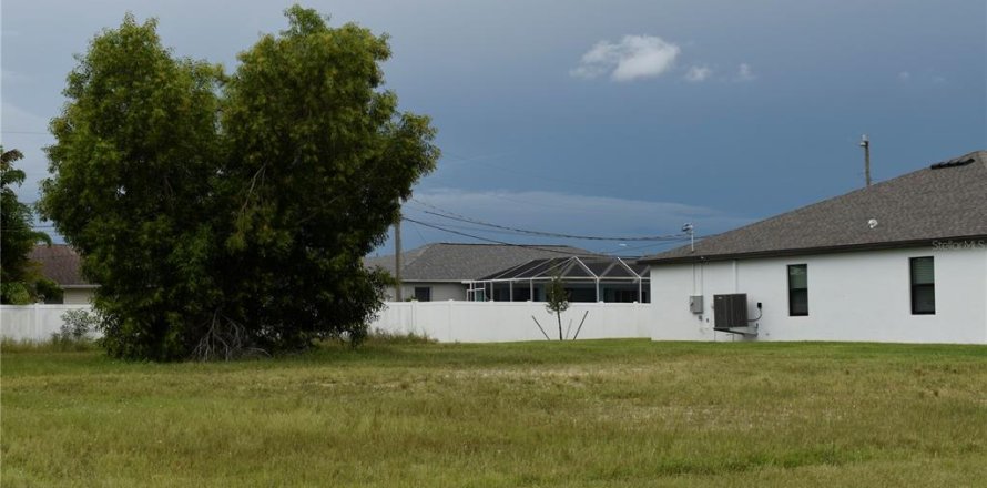 Land in Cape Coral, Florida № 2105342