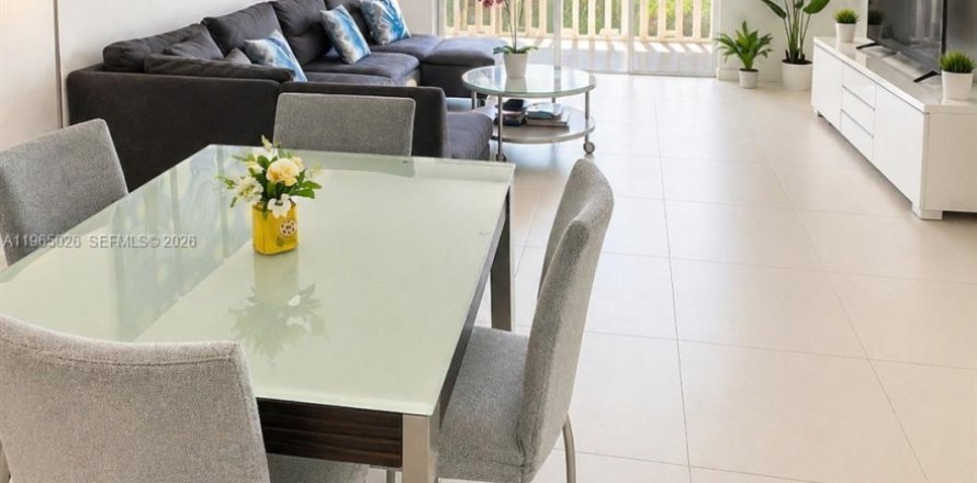 Condo à Hallandale Beach, Floride, 2 chambres  № 2090141