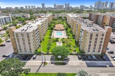 Copropriété à vendre à Hallandale Beach, Floride: 2 chambres, 101.45 m2 № 2090141 - photo 25