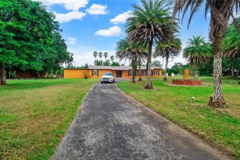 Купить виллу или дом в Майами, Флорида 5 спален, 299.52м2, № 1954721 - фото 1