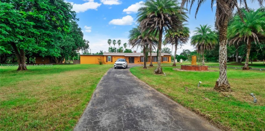 Дом в Майами, Флорида 5 спален, 299.52м2 № 1954721