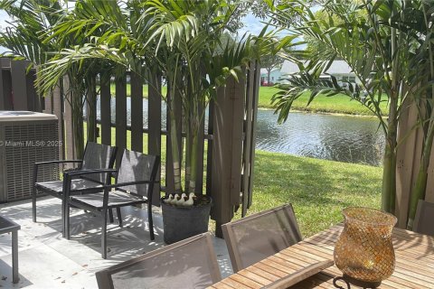 Touwnhouse à vendre à Plantation, Floride: 3 chambres, 164.44 m2 № 1926756 - photo 1