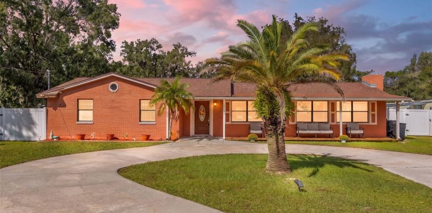 House in Odessa, Florida 3 bedrooms, 161.09 sq.m. № 2430575