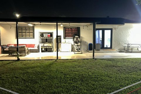 Casa en venta en Miami Gardens, Florida, 3 dormitorios, 98.29 m2 № 1952552 - foto 2
