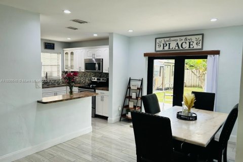 Casa en venta en Miami Gardens, Florida, 3 dormitorios, 98.29 m2 № 1952552 - foto 4