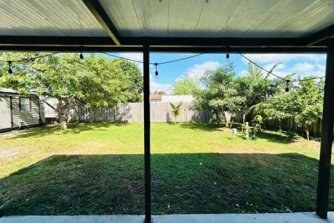 Casa en venta en Miami Gardens, Florida, 3 dormitorios, 98.29 m2 № 1952552 - foto 15