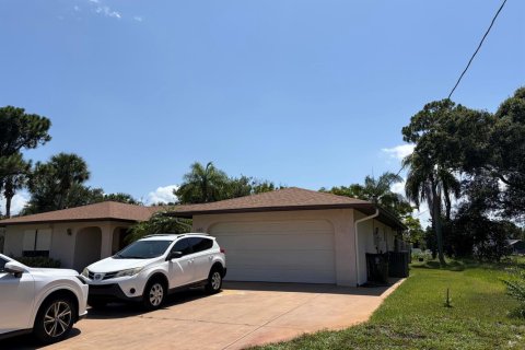House in Port St. Lucie, Florida 3 bedrooms, 141.03 sq.m. № 2254380 - photo 11
