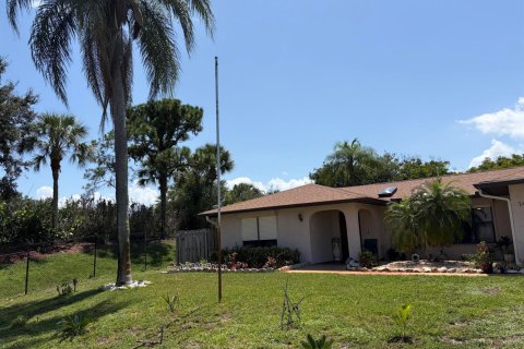 House in Port St. Lucie, Florida 3 bedrooms, 141.03 sq.m. № 2254380 - photo 12