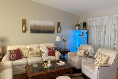 House in Port St. Lucie, Florida 3 bedrooms, 141.03 sq.m. № 2254380 - photo 4