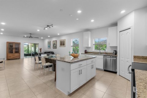 House in Port St. Lucie, Florida 3 bedrooms, 183.39 sq.m. № 2083504 - photo 2