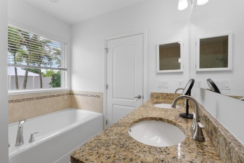 House in Port St. Lucie, Florida 3 bedrooms, 183.39 sq.m. № 2083504 - photo 12