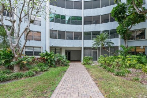 Купить кондоминиум в Майами, Флорида 1 спальня, 83.15м2, № 2045627 - фото 3