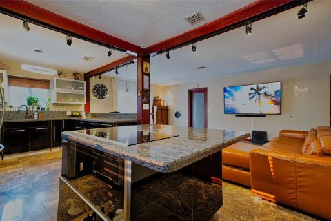 House in Hollywood, Florida 2 bedrooms, 121.42 sq.m. № 2012354 - photo 5