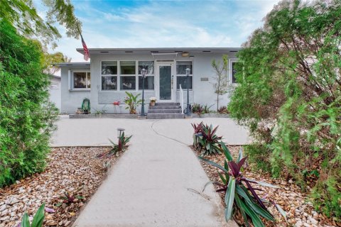 House in Hollywood, Florida 2 bedrooms, 121.42 sq.m. № 2012354