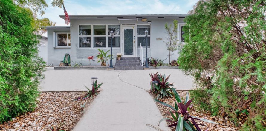 House in Hollywood, Florida 2 bedrooms, 121.42 sq.m. № 2012354