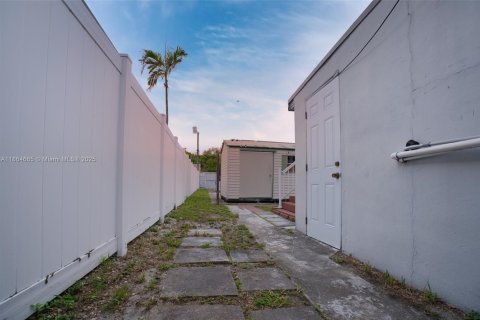 House in Hollywood, Florida 2 bedrooms, 121.42 sq.m. № 2012354 - photo 21