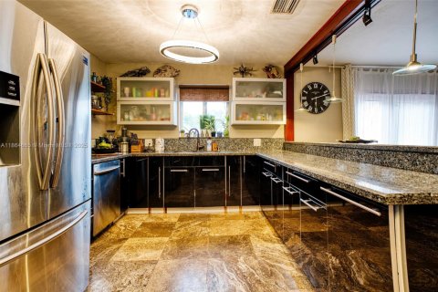 House in Hollywood, Florida 2 bedrooms, 121.42 sq.m. № 2012354 - photo 9