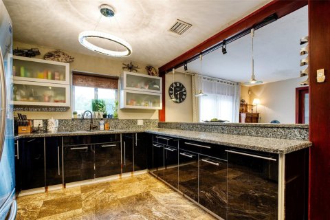 House in Hollywood, Florida 2 bedrooms, 121.42 sq.m. № 2012354 - photo 8