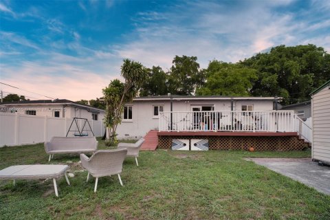 House in Hollywood, Florida 2 bedrooms, 121.42 sq.m. № 2012354 - photo 22