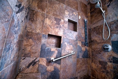 House in Hollywood, Florida 2 bedrooms, 121.42 sq.m. № 2012354 - photo 18