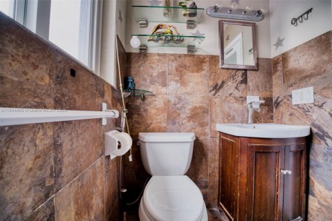 House in Hollywood, Florida 2 bedrooms, 121.42 sq.m. № 2012354 - photo 17