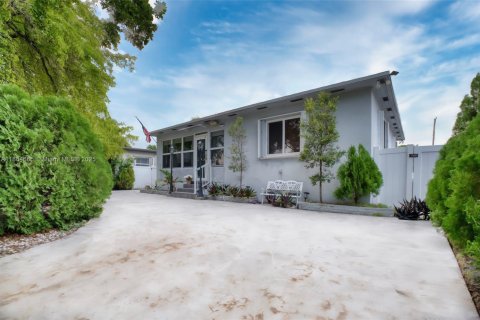 House in Hollywood, Florida 2 bedrooms, 121.42 sq.m. № 2012354 - photo 2