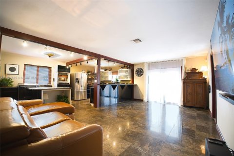 House in Hollywood, Florida 2 bedrooms, 121.42 sq.m. № 2012354 - photo 4