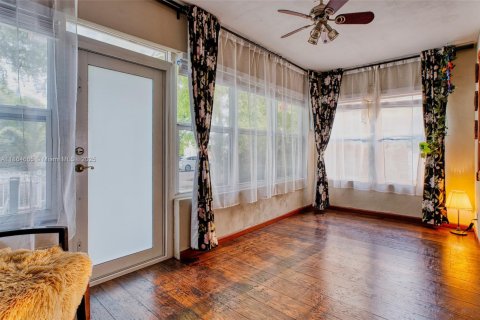 House in Hollywood, Florida 2 bedrooms, 121.42 sq.m. № 2012354 - photo 12