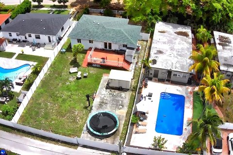 House in Hollywood, Florida 2 bedrooms, 121.42 sq.m. № 2012354 - photo 23