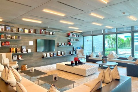 Condominio en alquiler en Miami, Florida, 1 dormitorio, 69.49 m2 № 1954384 - foto 1