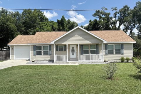 House in Lady Lake, Florida 3 bedrooms, 151.62 sq.m. № 1914453 - photo 1