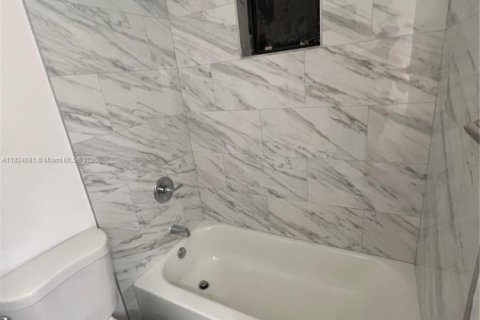 Propiedad comercial en venta en Miami, Florida, 176.14 m2 № 1790410 - foto 11