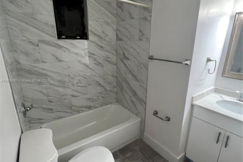 Propiedad comercial en venta en Miami, Florida, 176.14 m2 № 1790410 - foto 10