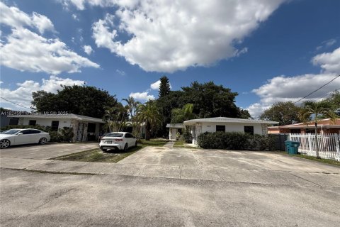 Propiedad comercial en venta en Miami, Florida, 176.14 m2 № 1790410 - foto 1