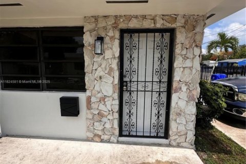 Propiedad comercial en venta en Miami, Florida, 176.14 m2 № 1790410 - foto 2