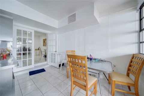 House in Miami, Florida 9 bedrooms № 2013653 - photo 20