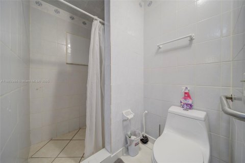 House in Miami, Florida 9 bedrooms № 2013653 - photo 17