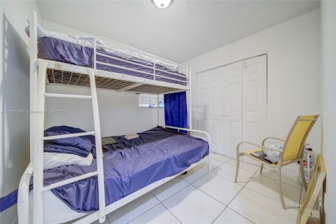 House in Miami, Florida 9 bedrooms № 2013653 - photo 14