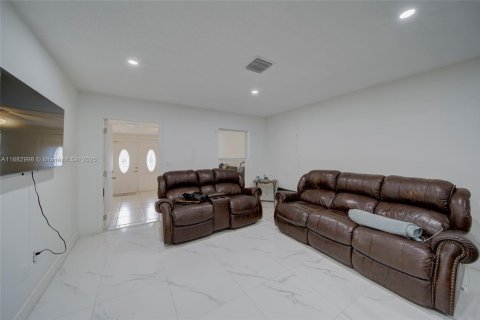 House in Miami, Florida 9 bedrooms № 2013653 - photo 8