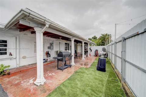 House in Miami, Florida 9 bedrooms № 2013653 - photo 26