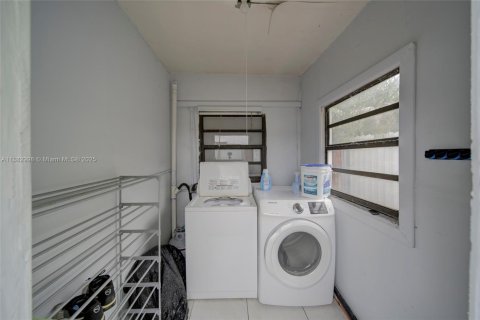 House in Miami, Florida 9 bedrooms № 2013653 - photo 29