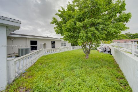 House in Miami, Florida 9 bedrooms № 2013653 - photo 2