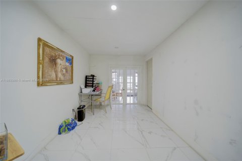 House in Miami, Florida 9 bedrooms № 2013653 - photo 7